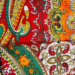 Vintage-Style Silk Scarf – Vibrant Paisley Elegance NWT